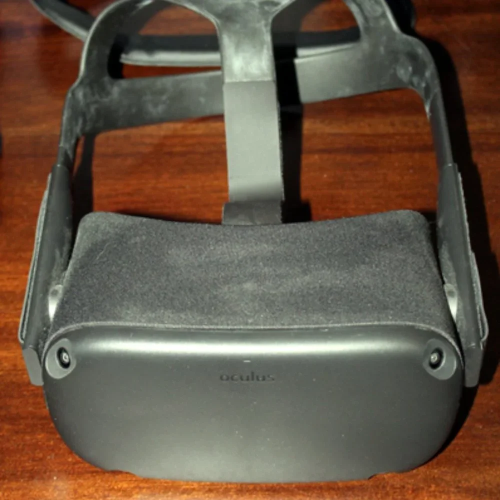 Oculus Quest Standalone Virtual Reality Gaming Headset Bundle - 128GB